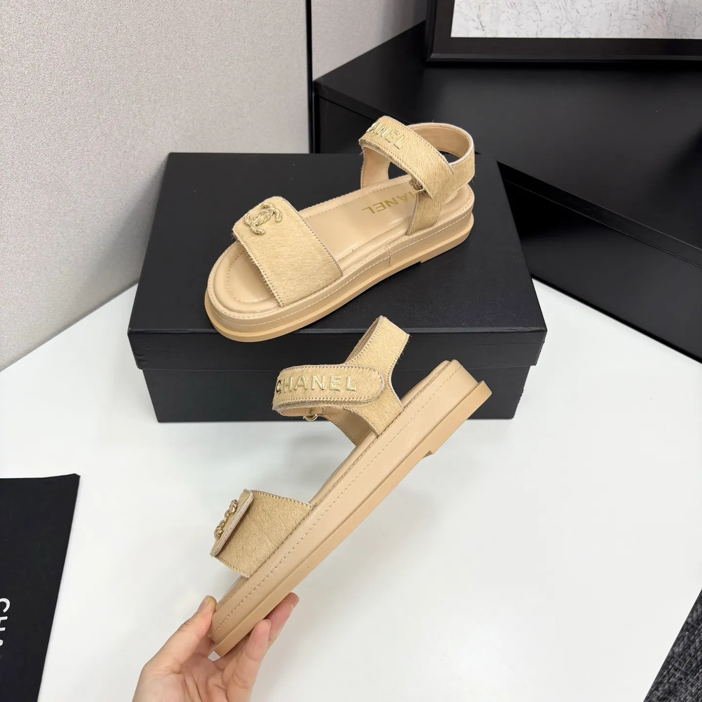 👟👟Ex-factory price 560👟👟Chanel Chanel's new early autumn thick-soled sandals are popular on catwalks on major social platforms. One of the most popular sandals at the moment. Soft and comfortable on the feet. Horsehair upper imported from Italy. Sheepskin feet. Original molded outsole Size: 35-40 (41 customized)